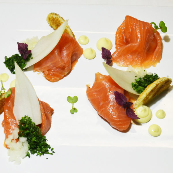 Zacht gerookte zalm met granny smith - crostini en aïoli